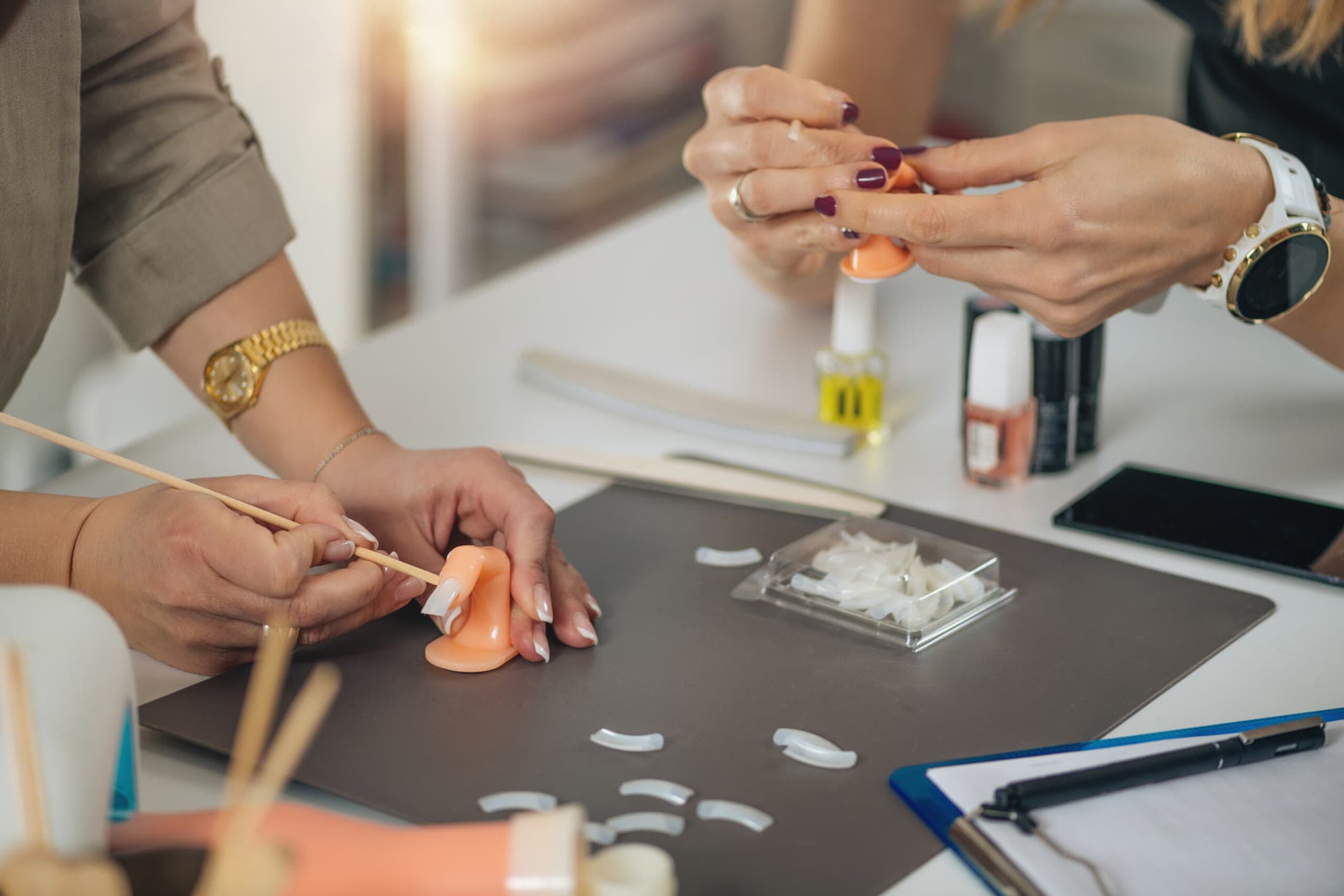 Apprentissage pratique pendant une formation de prothésiste ongulaire
